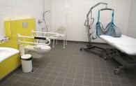 Das behindertengerechte Bad mit Patientenlifter und Pflegeliege