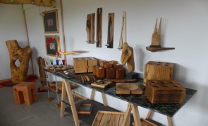 Tisch mit Gegenständen aus Holz