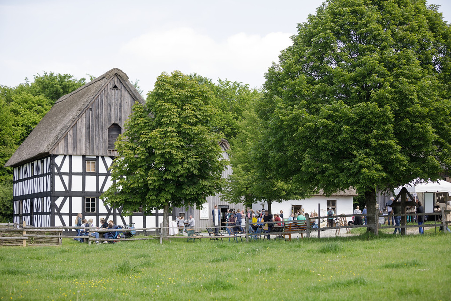 Fachwerkhof mit Bäumen