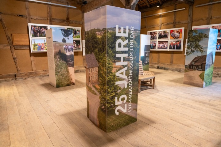 Ausstellung zur Entstehung des Museums mit Fotos und Aufstellern in der Zehntscheune.