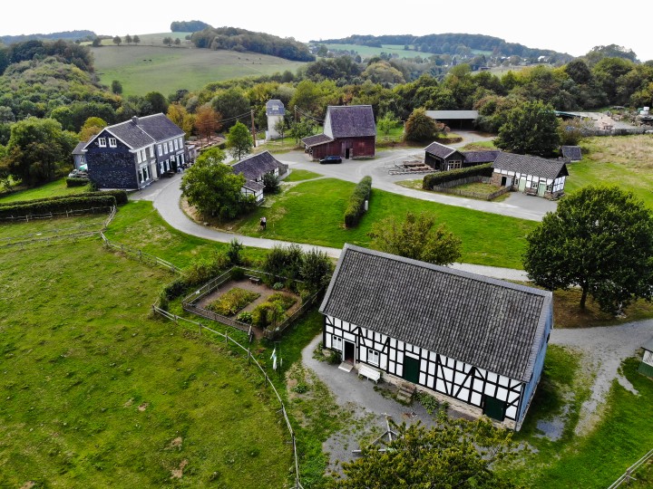 Ein Blick auf die Baugruppe Oberlingenbach mit der historischen Gaststätte Römer und der Scheune Denklingen