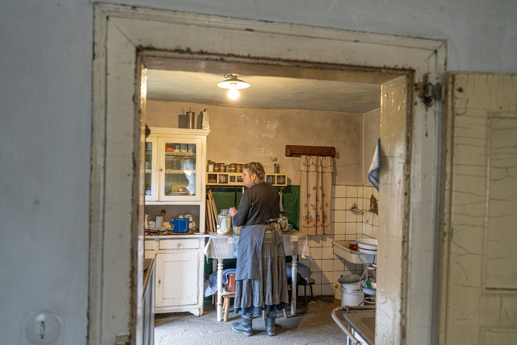 Frau in einer historischen Küche