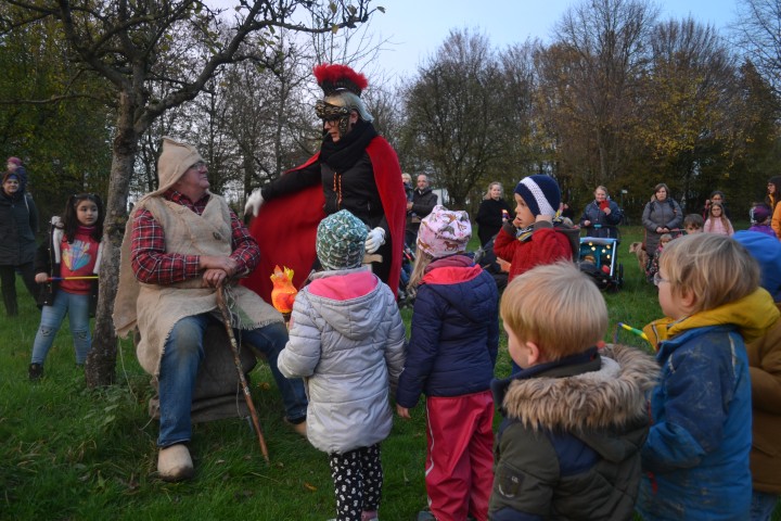 Kinder schauen St. Martin und dem Bettler zu