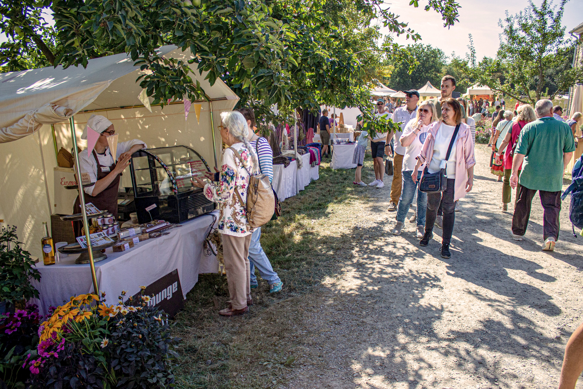 Menschen und Stände auf dem Bauernmarkt