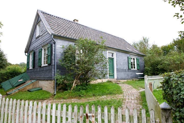 Das Bandweberhaus im LVR-Freilichtmuseum Lindlar. Das Gebäude ist von drei Seiten verschiefert.