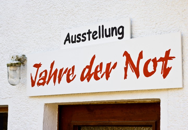 Das Hinweisschild auf die Ausstellung "Jahre der Not" mit roten Buchstaben