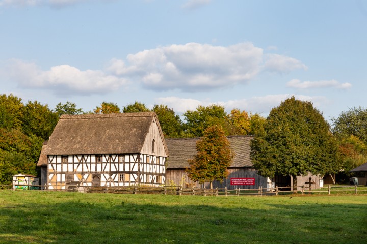 Die Baugruppe Hof zum Eigen mit den zentralen Gebäuden: Wohnstallhaus aus Windeck-Hoppengarten, Zehntscheune aus Rösrath-Großeigen und dem Backhaus aus Overath Kepplerburg