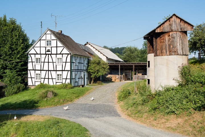 Hof Peters mit angrenzenden Gebäuden