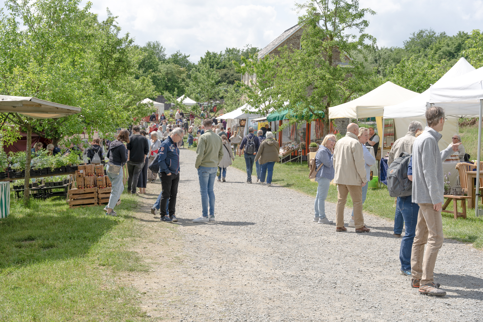 Stände und Besucher bei Jrön un Jedön