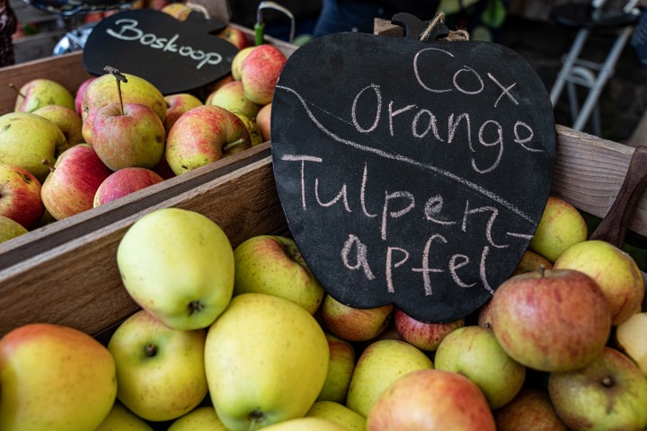 Knackige Äpfel mit beschrifteter Tafel