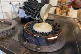 Waffeltag wird in ein historisches Waffeleisen gegossen.