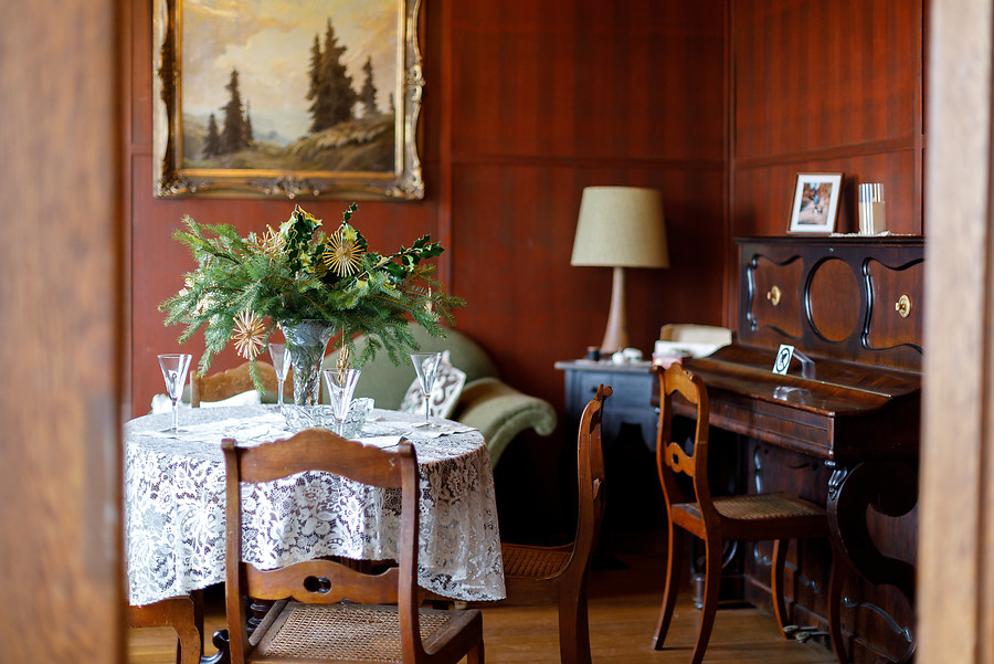 Ein festliche gedeckter Tisch, mit Spitzendecke im Forsthaus Broichen