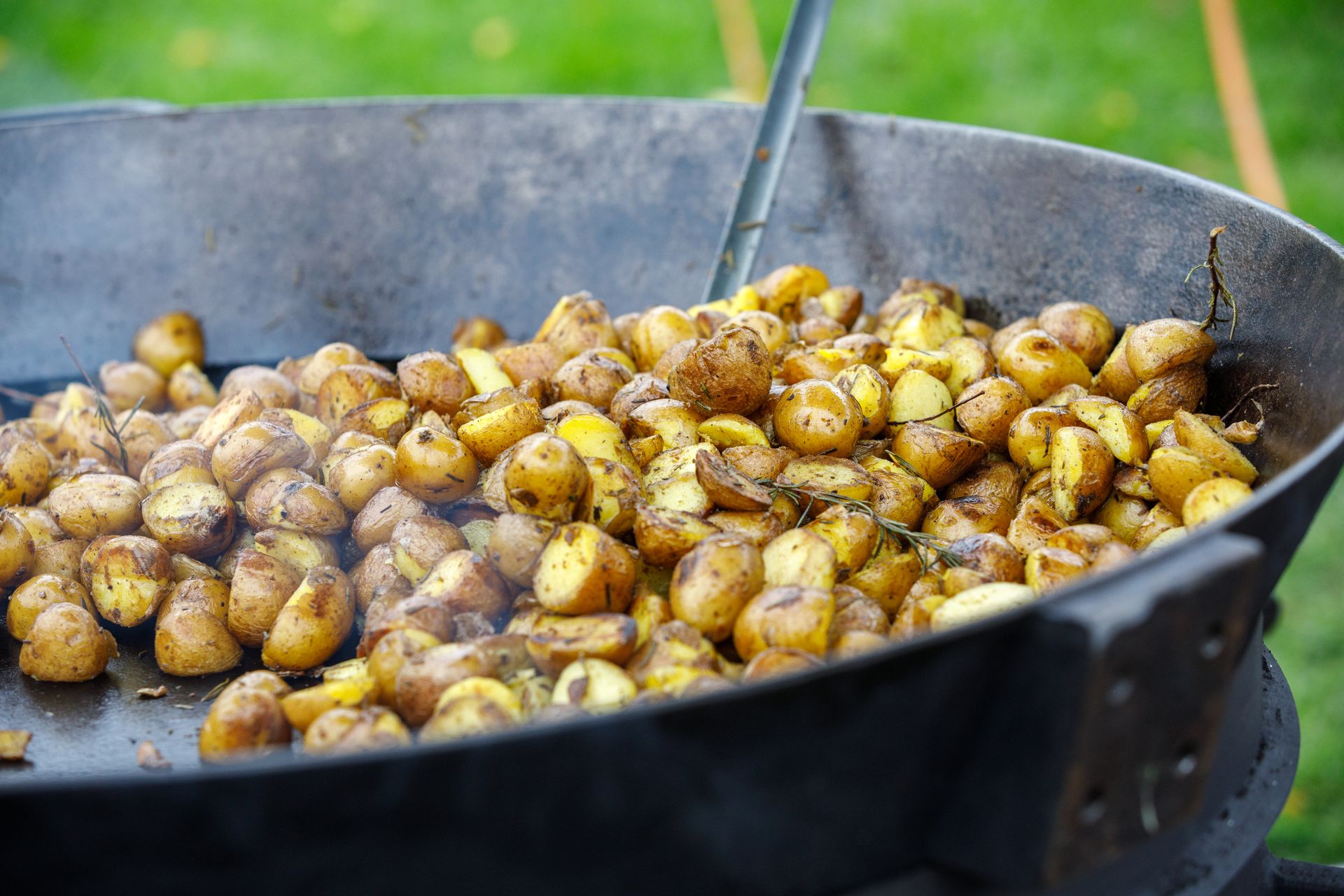 Rosmarinkartoffel in einer Pfanne