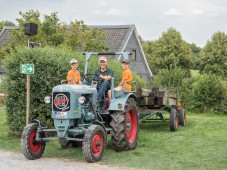 Mann mit Kindern auf Traktor