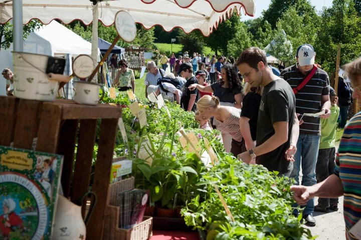 Besucherinnen und Besucher informieren sich an Ständen der Aussteller auf dem Gartenmarkt 'Jrön un Jedön'