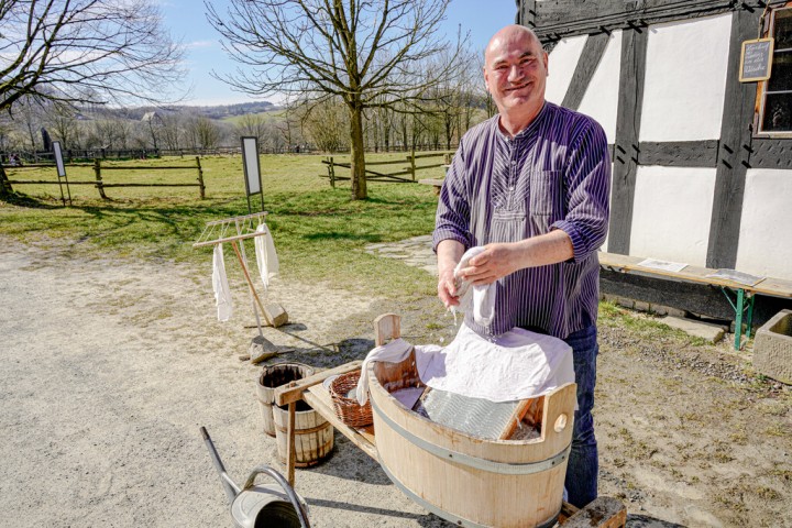 Wäsche waschen im Zuber