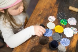 Kind mit bunten Stoffen
