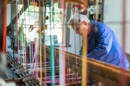 Handwerksvorführung am Bandwebstuhl