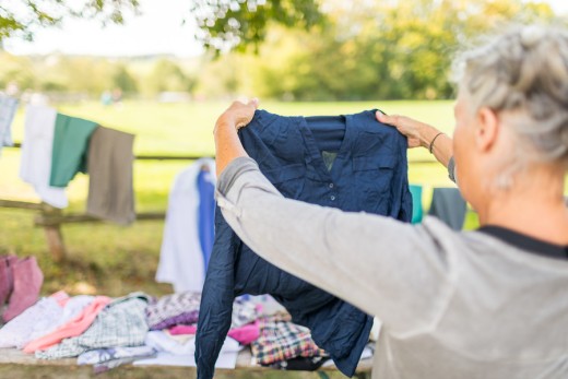 Frau hält blaues Hemd in den Händen