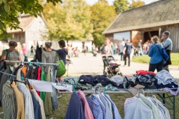 Kleiung auf Kleiderbügel