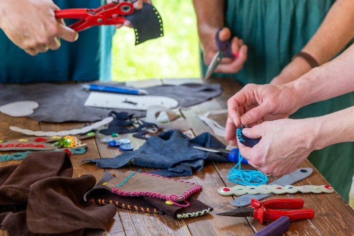 Hände arbeiten mit Leder