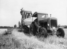 Mähdrescher an einem Deutz-Traktor